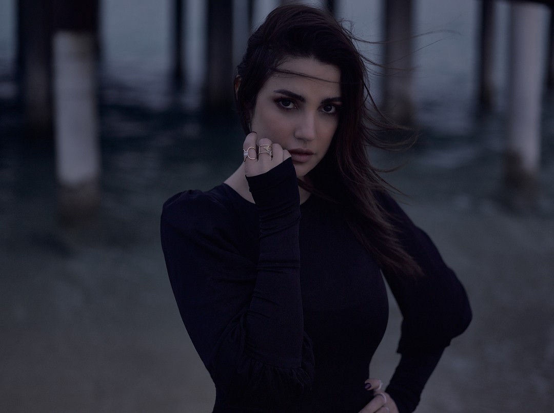 بإطلالات مبهرة وشائعات تخص ارتباطها.. هكذا شغلت الفنانة درة الجماهير 