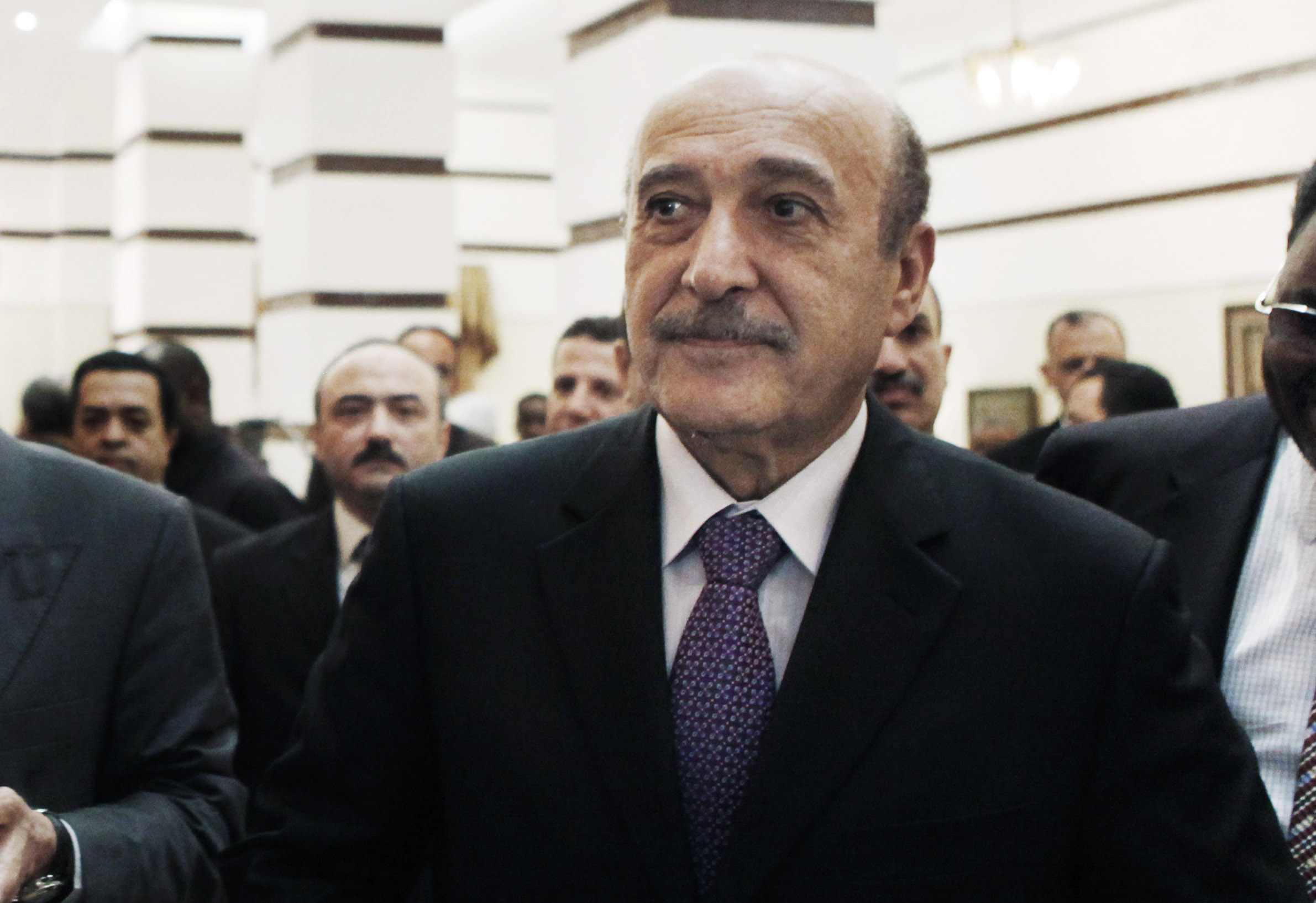 عمر سليمان.. رجل مبارك الأول الذي يعتقد أنصاره أنه لا يزال على قيد الحياة 
