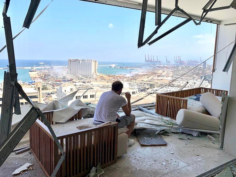 مطربة شهيرة تنجو من الموت.. هذا ما فعله انفجار بيروت في منازل المشاهير