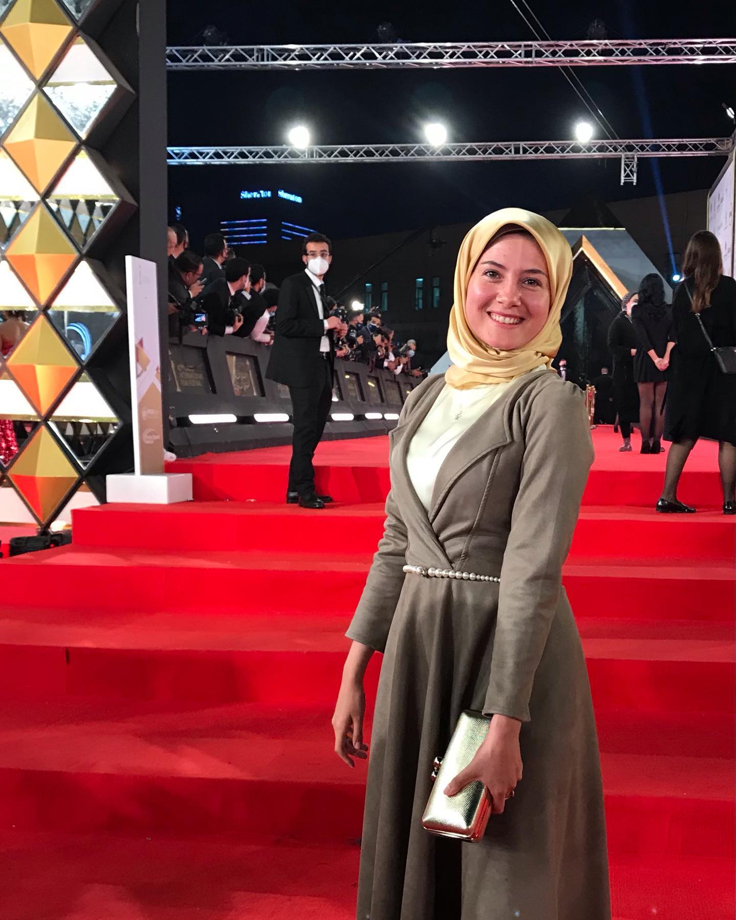 نيللي كريم وبسنت نور الدين يخطفان الأنظار .. شاهد أبرز إطلالات النجوم في مهرجان القاهرة السينمائي
