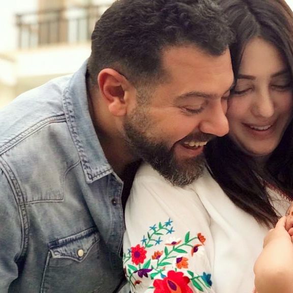 «فرحين وشائعة سخيفة وحياة».. قصة حب عمرو يوسف وكندة علوش
