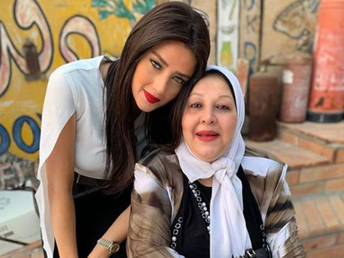  توفيت والدتها بكورونا وهذا سر احتفاظها بخصوصيتها عن الجمهور.. لقطات من حياة رضوى الشربيني 