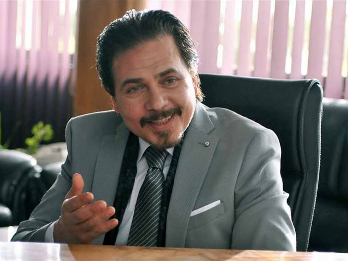 عمل كمدرس كيمياء وفكر في اعتزال المسرح.. ما لاتعرفه عن محمد رياض
