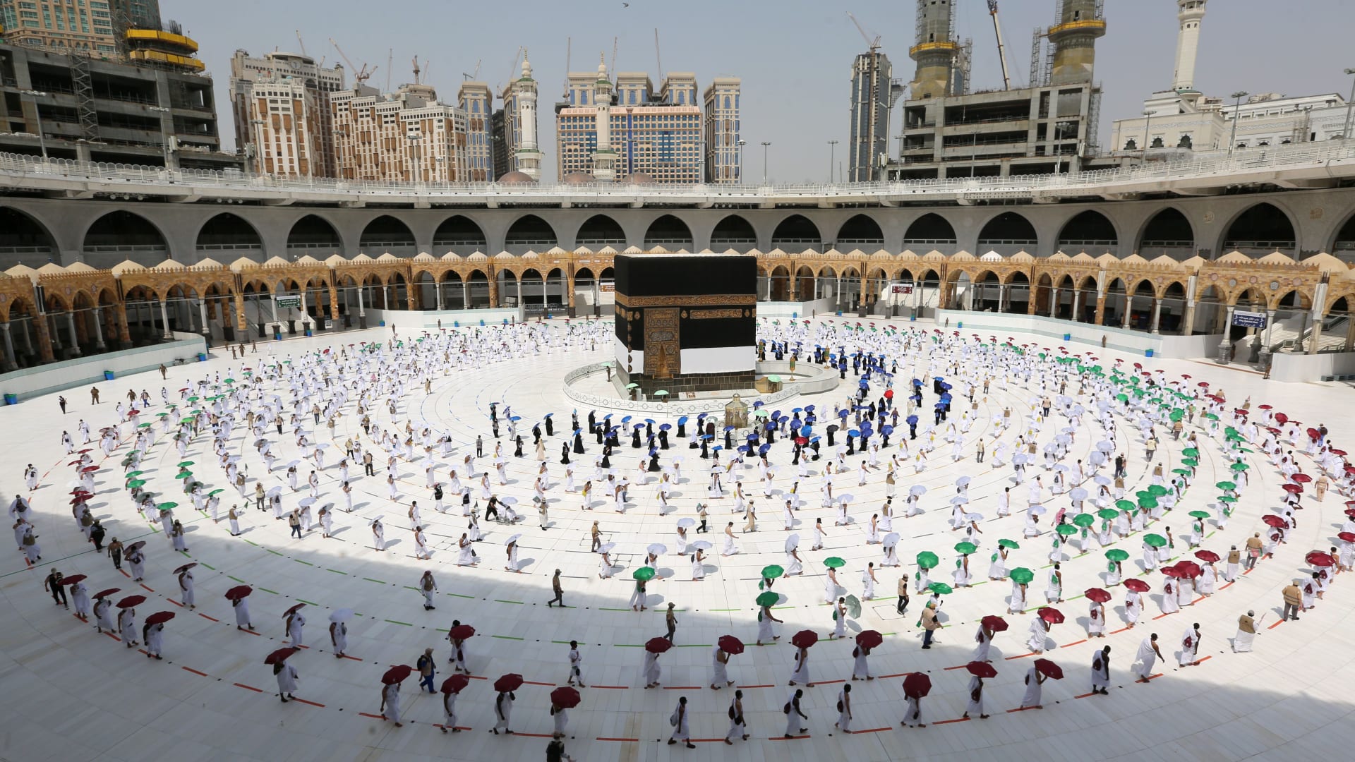 «حتى في أشد الأيام حرارة».. ما السر وراء برودة رخام الحرم المكي؟