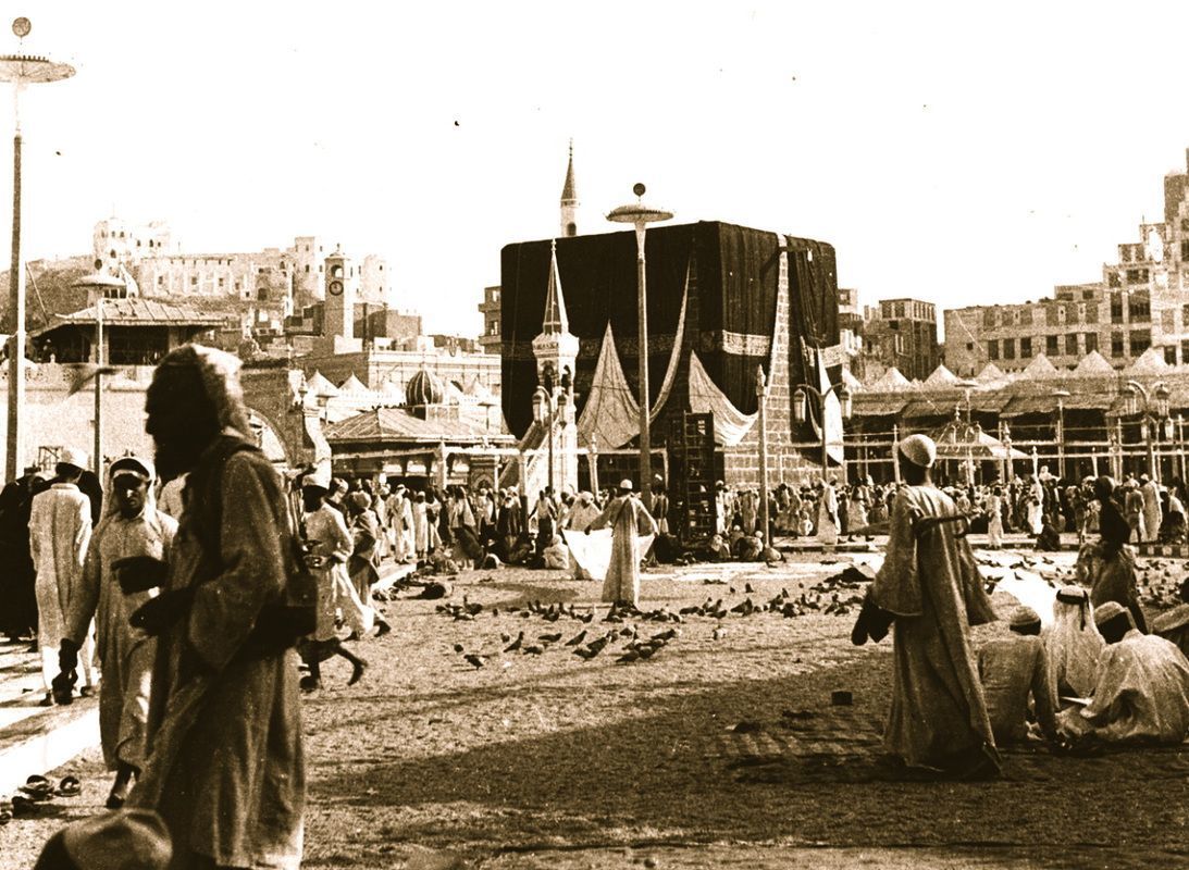 اختفاء الحجر الأسود والهجوم على أحد أئمة الحرم.. أحداث هزت الحرم المكي عبر العصور