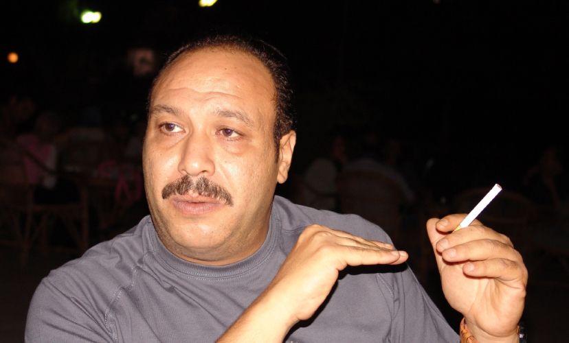 نشأ يتيما ومرض وراثي تسبب في وفاته.. حكايات عن «تاجر السعادة» خالد صالح